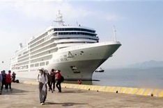 Two cruise ships bring 1,200 foreign travelers to Ha Long