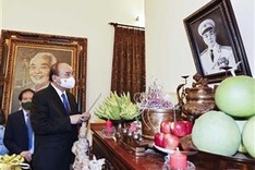 President offers incense to Gen. Vo Nguyen Giap