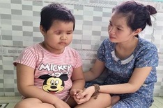 Poor couple seeks help to save blind daughter