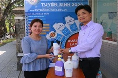 Hue lecturer makes free hand sanitiser to fight coronavirus outbreak