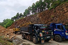 Landslide blocks traffic on Quang Binh road