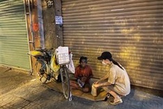 Miss Vietnam give presents to homeless people in Ho Chi Minh City