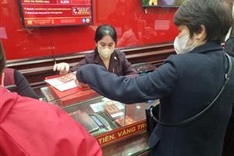 People buy gold as prices reach historic peak