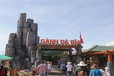 Phu Yen attracts tourists amid outbreak