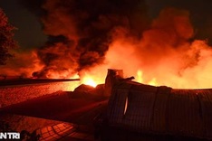 Big cloth warehouse in Hanoi catches fire