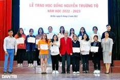 VNHELP presents scholarships to 75 Hanoi students