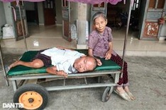Nghe An elderly woman needs help to support disabled son