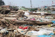 Litter covers beach near Hoi An Town