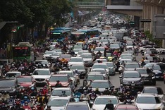 Main Hanoi roads jammed as students return to school