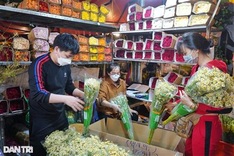 Hanoi flower market busy on International Women's Day