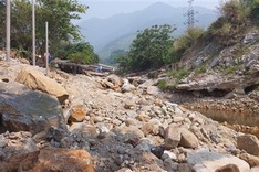 Illegal tourism services rampant by Danang stream