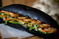 Charcoal bread attracts customers in Quang Ninh