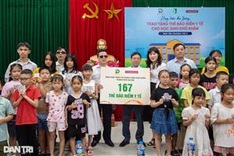 Dantri offers health insurance cards for disadvantaged Hanoi students
