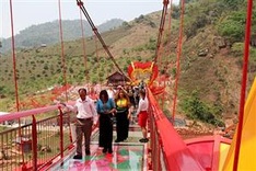 Vietnam’s first 5D-effect glass bridge opens in Son La