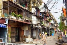 Haiphong evacuates hundreds from leaning apartment building