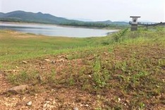 Poor Quang Binh teenager receives help to continue studies