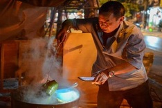 Hanoians cook Chung cakes through the night
