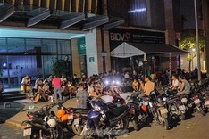 Longer queues for gold purchase as prices drop