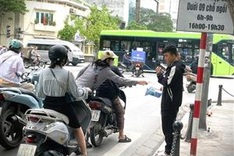 Visually impaired man to visit every province and city in Vietnam to raise money for charity