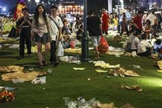 HCM City park covered with rubbish after Lunar New Year's Eve