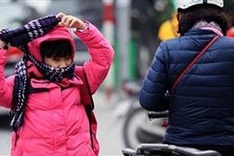 Hanoi schools allow students to stay home during cold weather