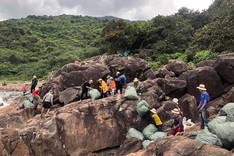 Young people clean up Son Tra Peninsula