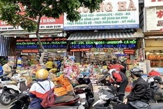 Tet gift hampers become more affordable with local products