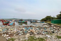Fishing boats abandoned at Quang Ngai port