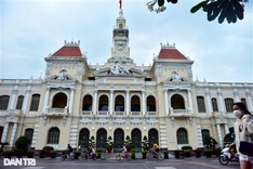 HCM City people sightsee and meet friends again after social distancing