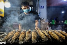Grilled snakehead fish street busy for God of Wealth Day