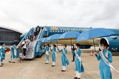 Vietnam Airlines operates first pilot flight carrying foreign visitors to Da Nang