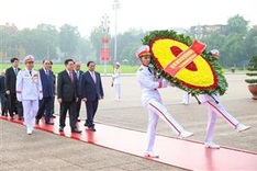 Leaders pay tribute to President Ho Chi Minh on National Reunification Day