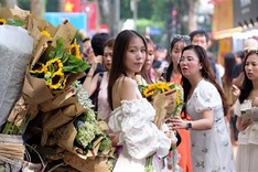 People rush to Hanoi street for autumn photos