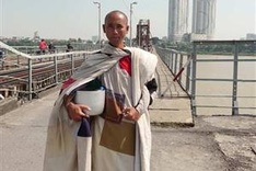 'Begging monk' stops his cross-Vietnam walk following safety worries