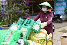 Dalat farmers exchange abandoned pesticide containers for gifts