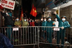 Hanoians celebrate lifting of hospital lockdown