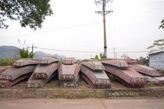 Thousands of boats at Huong Pagoda left idle amid pandemic