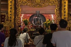 Students flock to Temple of Literature to pray for high scores