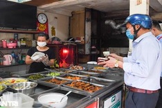 Shops in 19 Hanoi districts reopen after long suspension