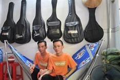 Blind twins show talent despite difficulties