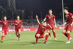 PM Nguyen Xuan Phuc congratulates Vietnam’s men football team