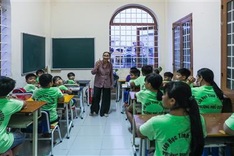 Elderly teacher offers free classes for poor students