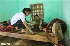 Quang Binh teenager seeks help to support mentally ill mother
