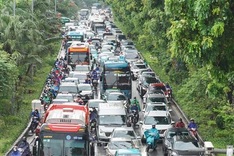 Hanoi streets face serious congestion as people leave for National Day holiday