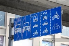 Hanoi to pilot separate car lane on crowded street