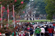 Hoan Kiem Lake draws big crowds on first day of Lunar New Year