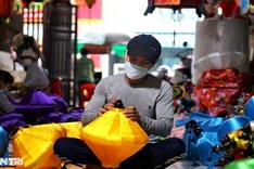 Lantern workshops in Hoi An busy ahead of Tet