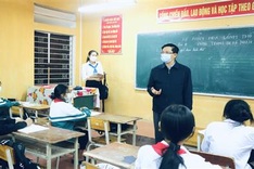Hanoi students see limited return to schools after long suspension