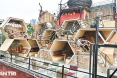 Bee hive-designed coffee shop in Hanoi attracts customers