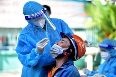 Shippers race to Covid-19 testing sites in HCM City